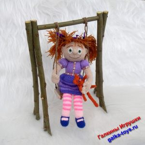 Вязаная игрушка кукла с рыжими волосами