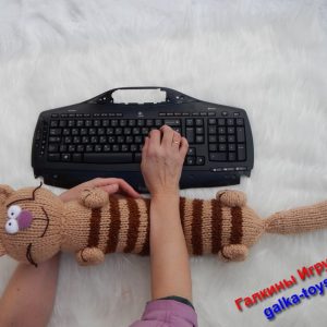 Вязаная подушка кот.