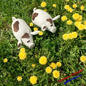 Красивая свинка мягкая игрушка с коричневыми пятнышками текстильная