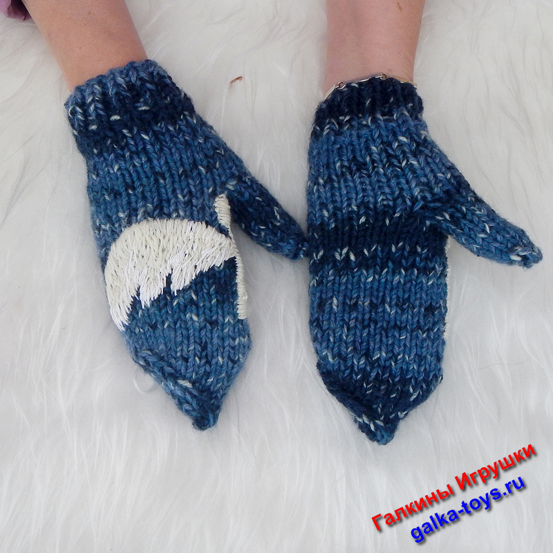 вязаные варежки с вышивкой