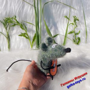 Вязаная мышка крючком. Мышонок с гитарой