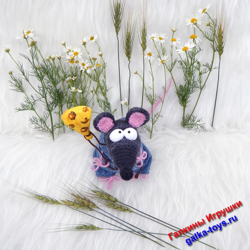 Вязаная игрушка крыса