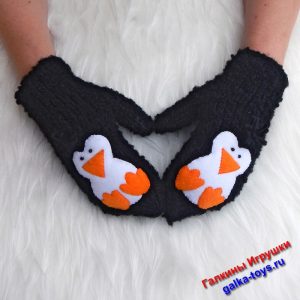 Женские вязаные варежки