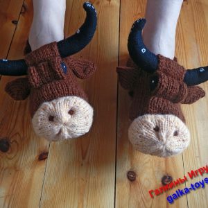 Мужские домашние вязаные тапки быки