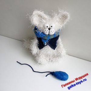 Белый кот пушистый