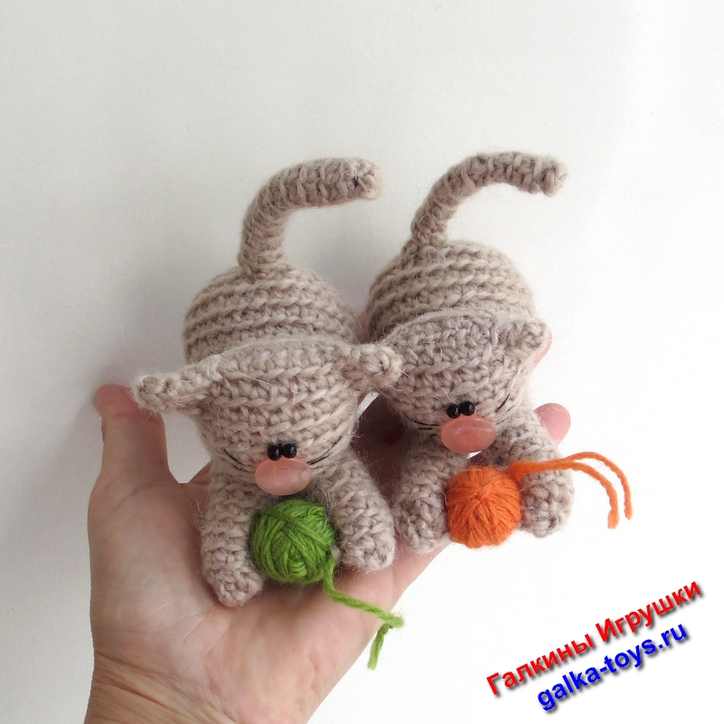 вязаный котенок