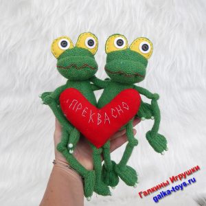 Две веселые лягушки - зеленая мягкая игрушка ручной работы