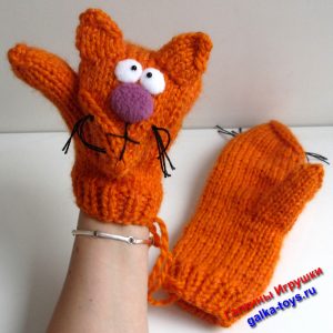 Варежки вязаные спицами с смешным рыжим котом – тепло и улыбки