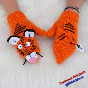 Яркие рыжие варежки вязаные спицами - тигры