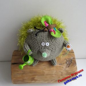 Игрушка вязаный ежик с леечкой