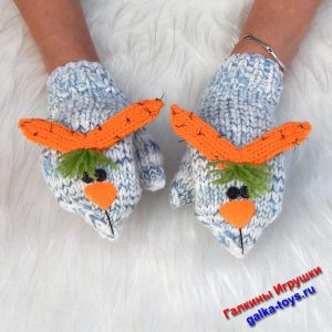 Зимние женские варежки вязаные спицами Милые Зайцы