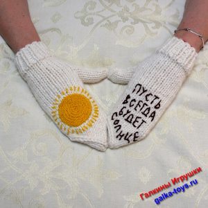 Красивые вязаные варежки белого цвета с вышивкой