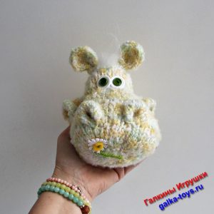 Милая вязаная игрушка маленький Бегемотик с ромашкой