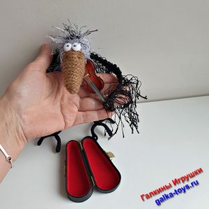 Музыкант играл на скрипке - вязаная Ворона
