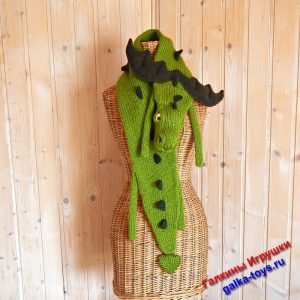 Шарф для девочки спицами зеленый вязаный Дракончик