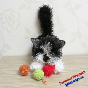 Мягкая игрушка котенок белый пушистый с черными пятнами