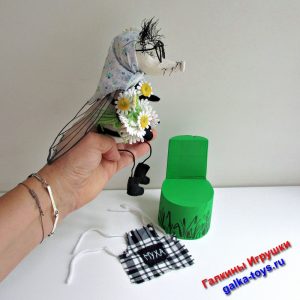 Мультяшная Муха Цокотуха в очках