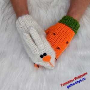 Пара варежек заяц ест морковку