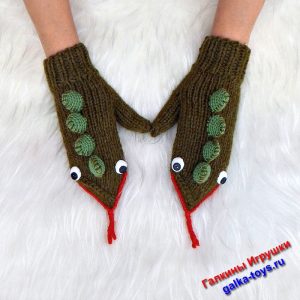 Вязаные спицами варежки с Драконом