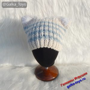 Белая вязаная женская шапка с кошачьими ушками