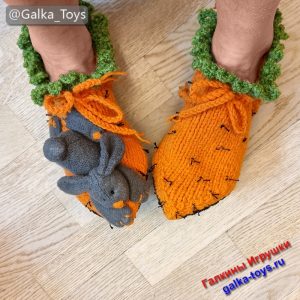 Тапочки вязаные спицами с морковками и зайцем: милый подарок