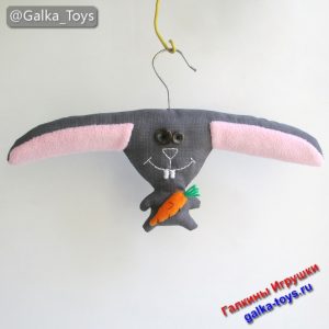 Красивая вешалка для одежды милый Заяц ест морковку