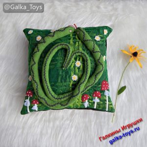 Зеленая авторская интерьерная подушка с милыми змейками