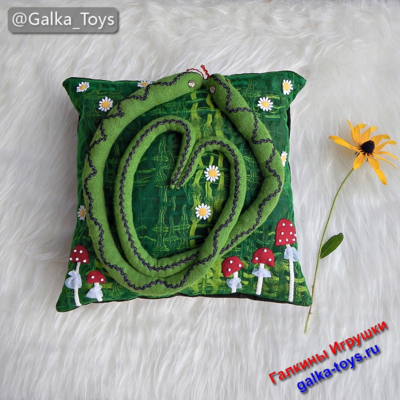 Зеленая авторская интерьерная подушка с милыми змейками