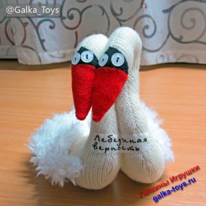 Подарок паре на годовщину свадьбы - лебеди, это символ счастья и любви