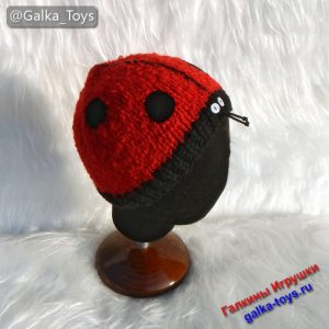 Красная вязаная шапка божья коровка