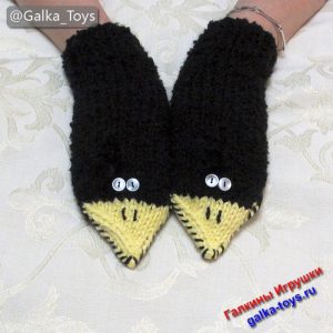 Черные женские вязаные варежки вороны