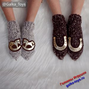 Зимние женские варежки с лошадками и подковами - талисман на 2026 год