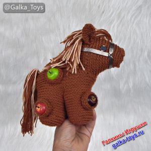 Вязаная игрушка лошадка в яблоках — красивый символ 2026 года