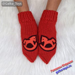 Тёплые вязаные варежки спицами с кожаной аппликацией «Красная Лошадка»