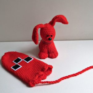 Вязаный крючком щенок из мультфильма про варежку собачку