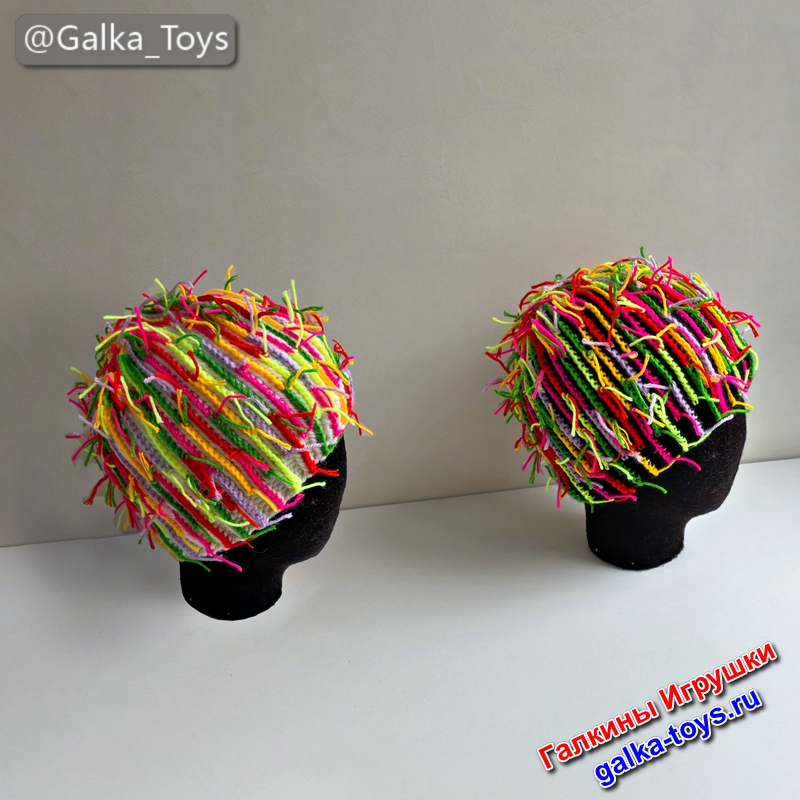 Теплая и яркая шапочка женская спицами с креативным декором