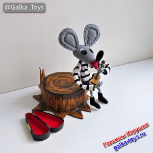 Смешной мышонок какой чудесный день с гитарой на пеньке