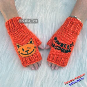 Милый рыжий кот на оранжевых митенках ручной работы