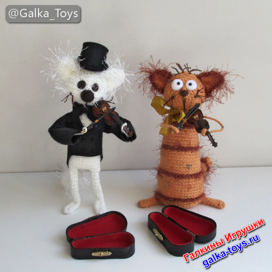 кот играет на игрушечной скрипке
